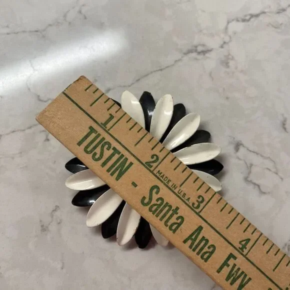 Vintage Women's Jewelry Black White Enamel Decorative Sunflower Brooch‎ Pin - Picture 9 of 9